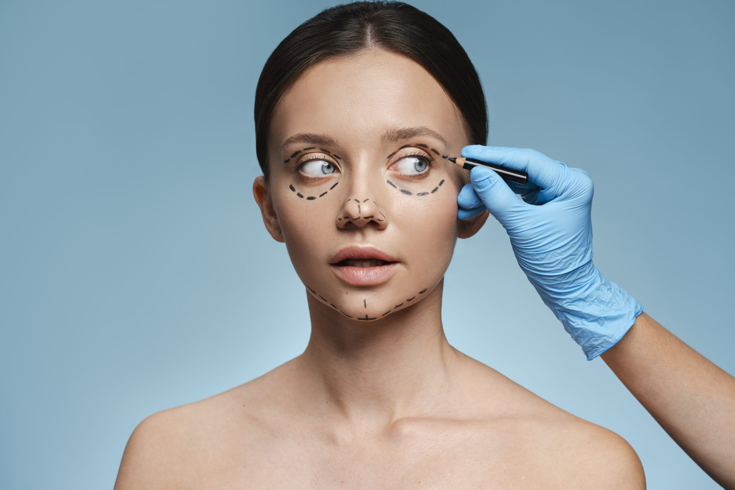 Cirurgia combinada Face e Pescoço: Como Corrigir Papada, Olhos Cansados e Flacidez em UMA Só Operação?